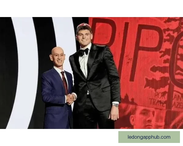 开拓者全家福大合照：杨瀚森C位领衔，利拉德昔日位置成回忆